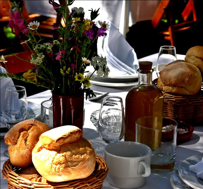 mesa en el jardín con aceite y pan del pueblo